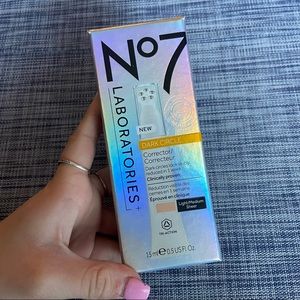 No7 Laboratories “light/medium” dark circle corrector